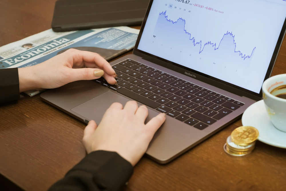 Ilustrasi grafik DHAI mengurangi biaya operasional marketing