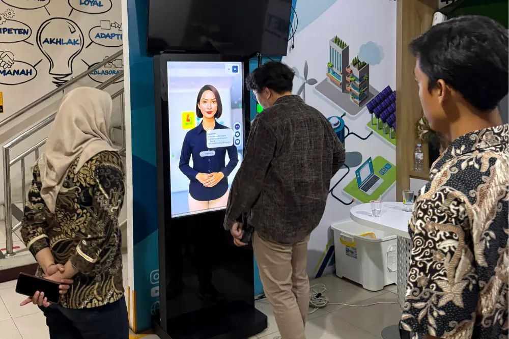 Pengunjung berinteraksi dengan Digital Human AI di kantor pelayanan masyarakat untuk mendapatkan informasi publik secara mandiri
